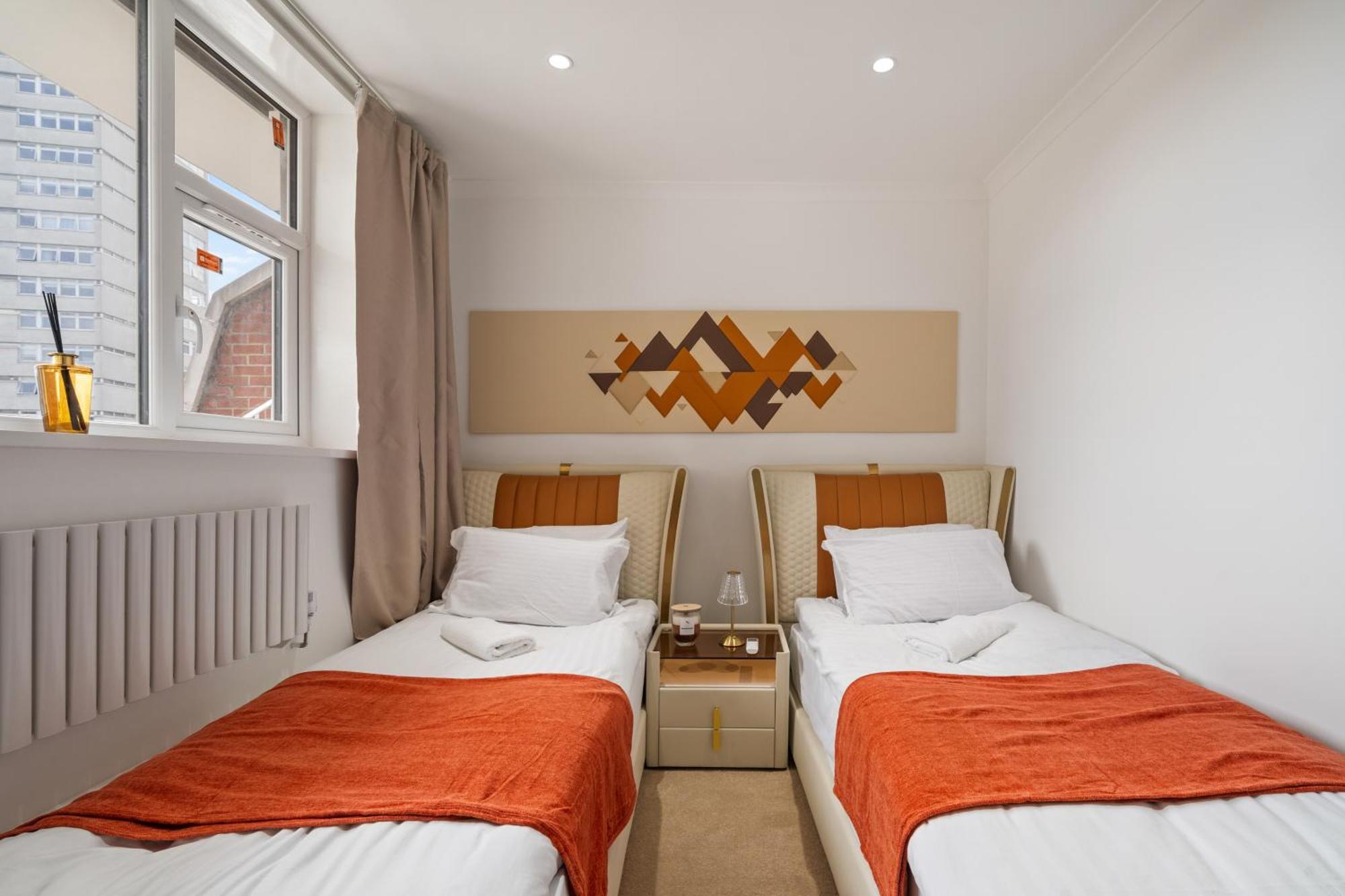 Spectacular 3 Bedroom Penthouse With Private Terrace In Prestigious Mayfair H13 * London