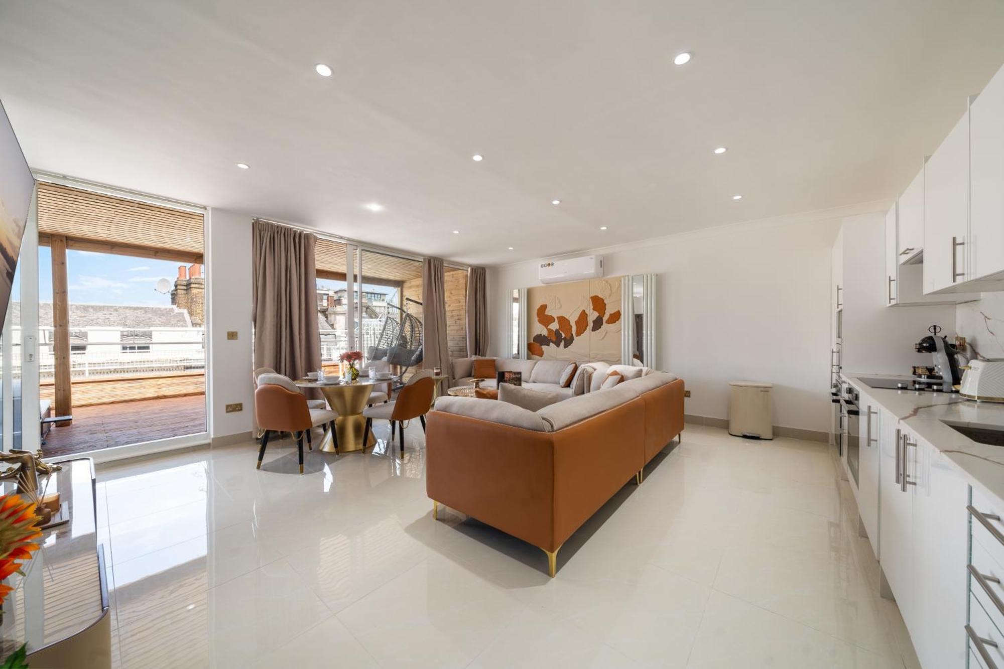 Spectacular 3 Bedroom Penthouse With Private Terrace In Prestigious Mayfair H13 *