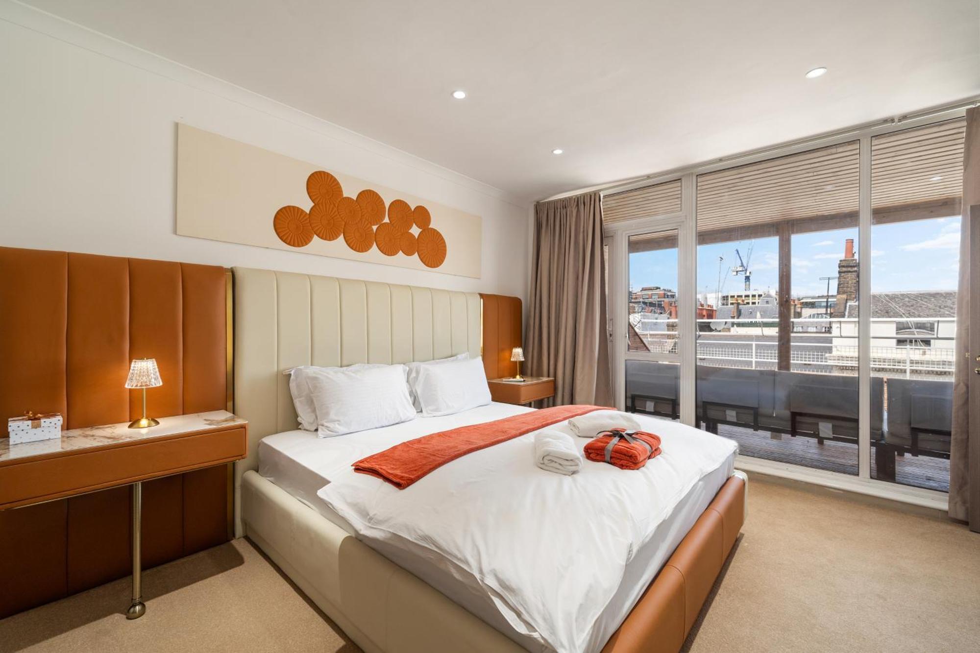 Spectacular 3 Bedroom Penthouse With Private Terrace In Prestigious Mayfair H13 *
